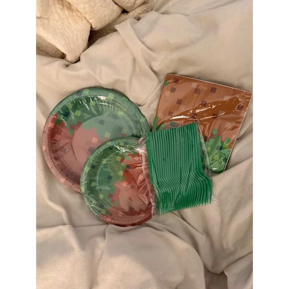 New factory sealed Pixel Birthday Party Decorations Minecraft Dinnerware
